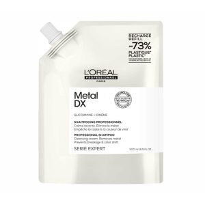 Metal detox professional shampoo refill 500mlFormulado sin sulfatos, limpia la fibra capilar de forma saludable y elimina todas las partículas metálicas como el cobre presentes en ella  El nivel de metal en el cabello varía, dependiendo de la porosidad del cabello y de la calidad del agua donde vivimos.  Esta tecnología patentada está concentrada con Glicoamina al 10% una molécula lo suficientemente pequeña para penetrar y neutralizar el metal DENTRO de la fibra.  Modo de empleo:  Una vez finalizado el servicio técnico y bien aclarado el cabello, aplicar champú Metal Detox sobre el cabello húmedo Hacer espuma masajeando hasta obtener una espuma espesa Enjuagar Repetir la operación si es necesario El protocolo profesional de 3 pasos en el salón garantiza tus servicios de color, balayage o decoloración con un 87% menos de riesgo de rotura y un resultado de color 100% optimizado.