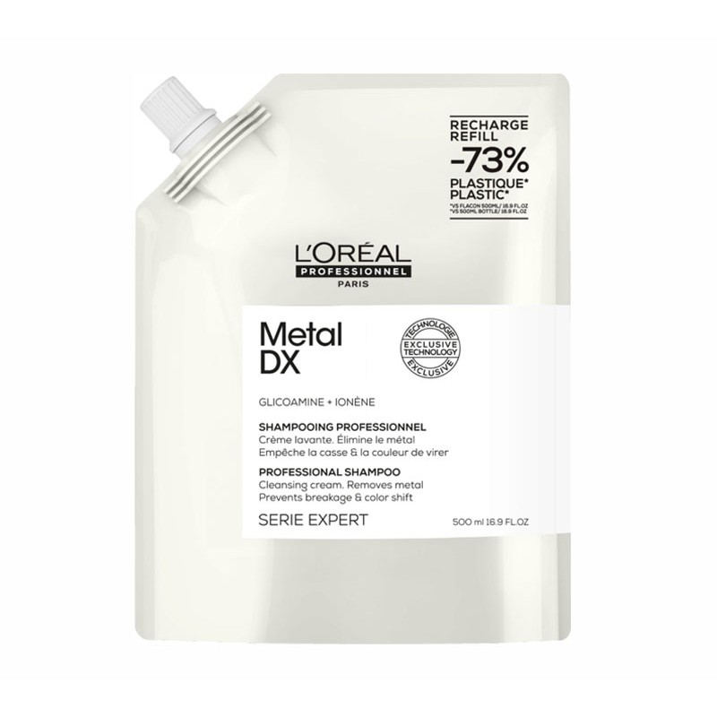 Metal detox professional shampoo refill 500mlFormulado sin sulfatos, limpia la fibra capilar de forma saludable y elimina todas las partículas metálicas como el cobre presentes en ella El nivel de metal en el cabello varía, dependiendo de la porosidad del cabello y de la calidad del agua donde vivimos. Esta tecnología patentada está concentrada con Glicoamina al 10% una molécula lo suficientemente pequeña para penetrar y neutralizar el metal DENTRO de la fibra. Modo de empleo: Una vez finalizado el servicio técnico y bien aclarado el cabello, aplicar champú Metal Detox sobre el cabello húmedo Hacer espuma masajeando hasta obtener una espuma espesa Enjuagar Repetir la operación si es necesario El protocolo profesional de 3 pasos en el salón garantiza tus servicios de color, balayage o decoloración con un 87% menos de riesgo de rotura y un resultado de color 100% optimizado.